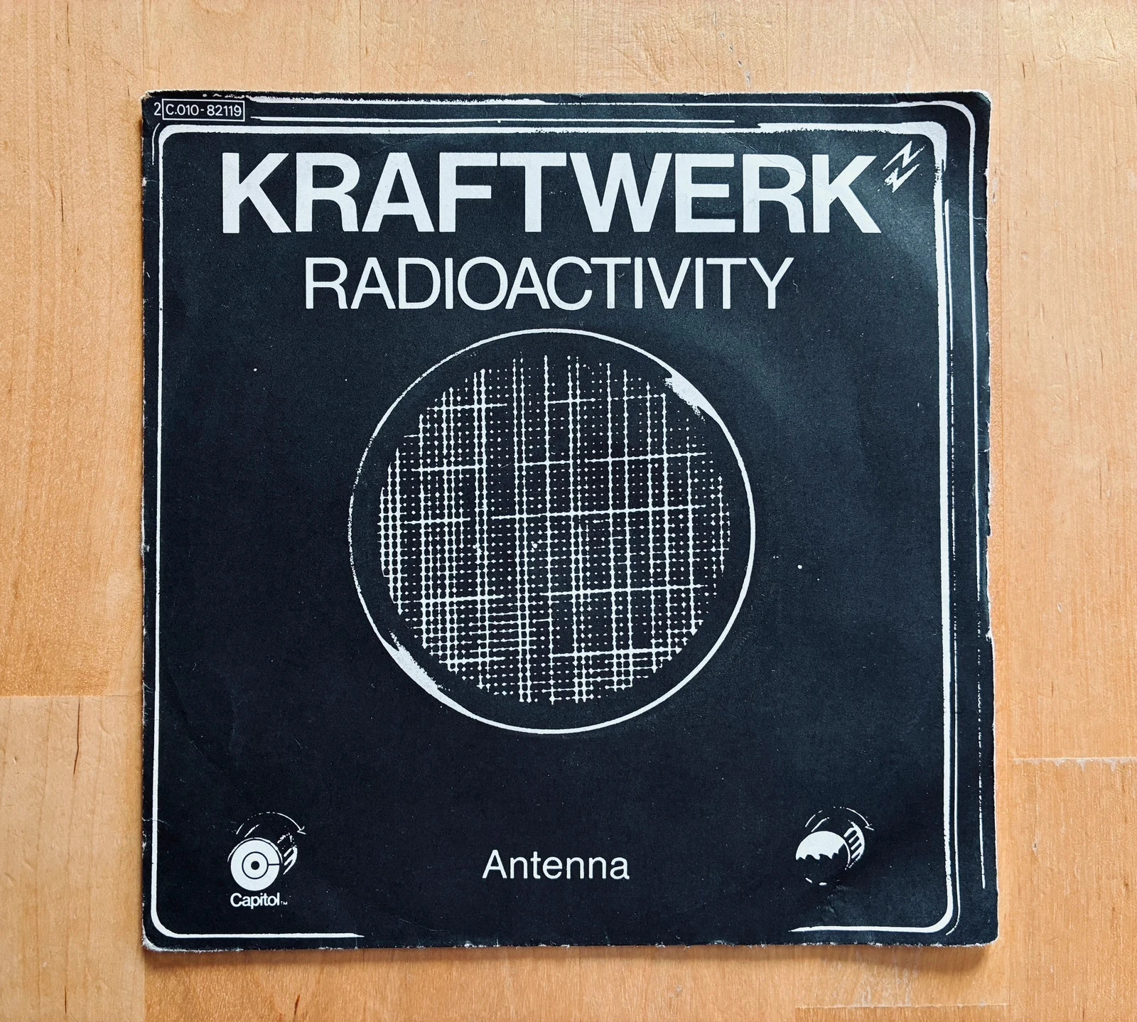 Disque vinyle 45T Kraftwerk Radioactivity.
